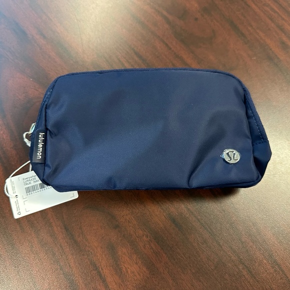 Lululemon Everywhere belt Bag 1L Navy Blue - Picture 1 of 3